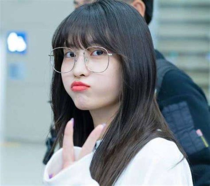 All About Momo Hirai | Age, Net Worth, Relationship, Career