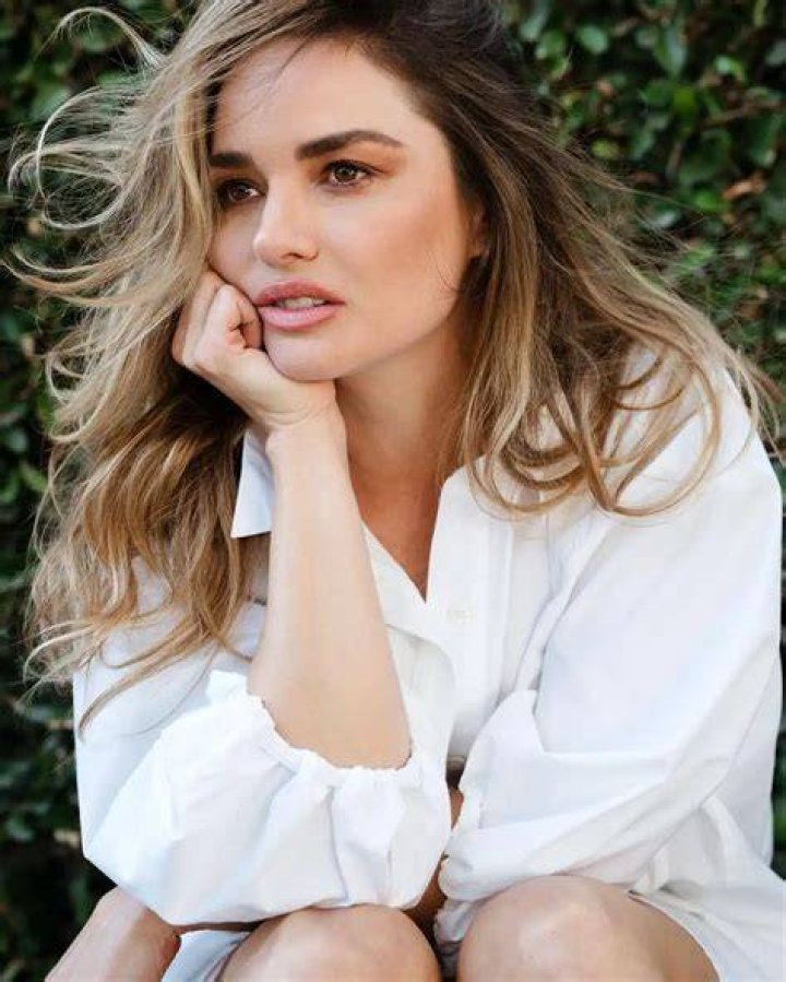 Annie Heise | Bio, Age, Net Worth, Relationship, Career