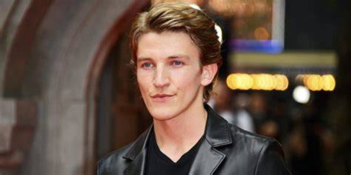 Ewan Mitchell Net Worth – How Much Does He Have? Career And Early Life