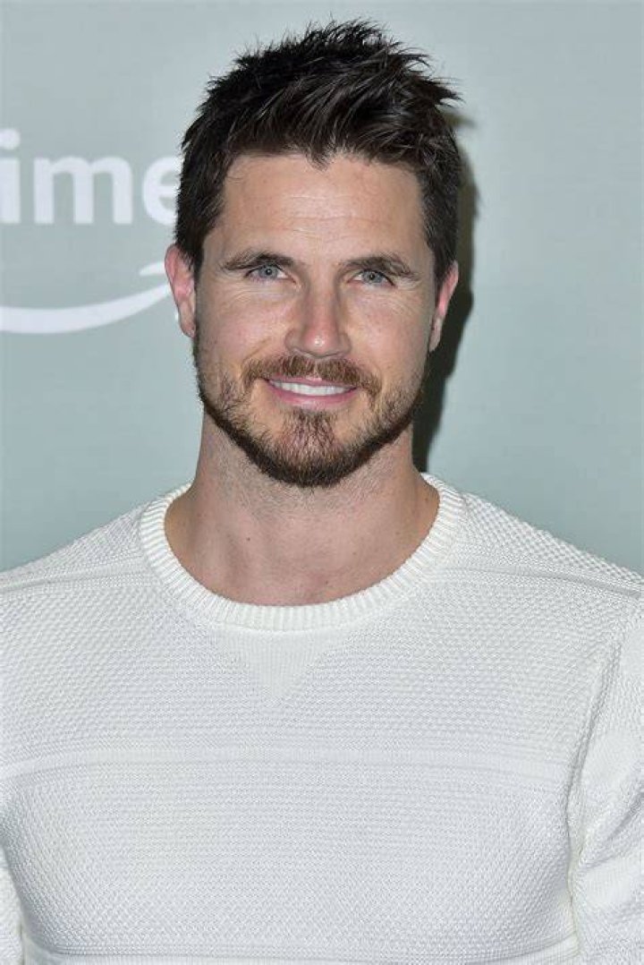 Robbie Amell